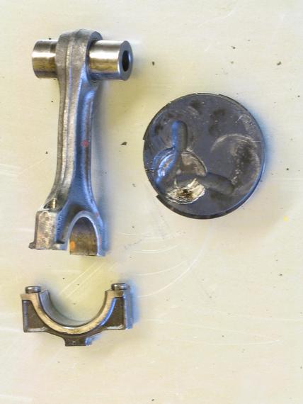 Motor Reparatur statt Austauschmotor nahe M&uuml;nchen
Ein abgebrochenes Ventil verbog die Pleuelstange und zerst&ouml;rte den Zylinder und die Laufbuchse. Auch hier ist eine preiswerte Instandsetzung noch m&ouml;glich.