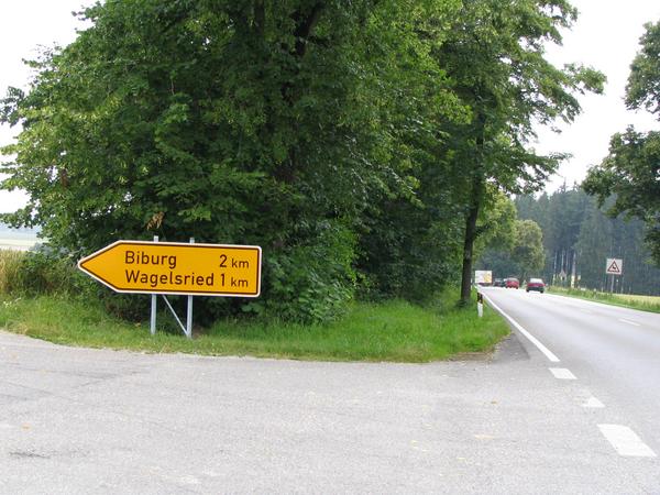 zur 1a Autowerkstatt bei München
9.4 km nach der Autobahnabfahrt kommt auf der linken Seite ein Wegweiser Richtung Biburg. Fahren Sie daher langsamer, damit Sie das links Abbiegen nicht übersehen.