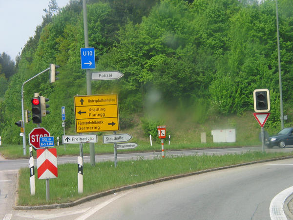 zur 1a Autoservice bei München
Am Ende der Autobahnabfahrt U10 von der A96 nach rechts Richtung Fürstenfeldbruck abbiegen. Stellen Sie Ihren Tageskilometerzähler auf 0, alle Entfernungen ab dieser Kreuzung.
